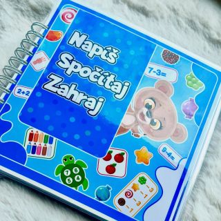 Napíš, spočítaj, zahraj – interaktívna kniha na suchý zips Objavte svet zábavy a učenia s našou interaktívnou knihou...